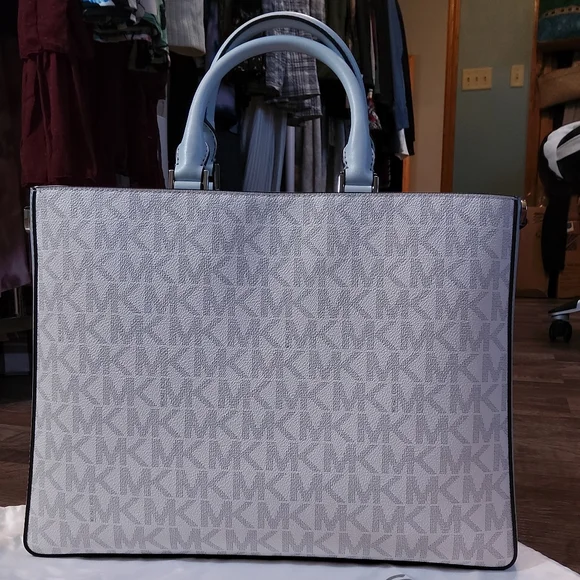 Michael Kors Signature Logo Jessie Large Tote in Soft Sky NWT - Picture 4 of 12